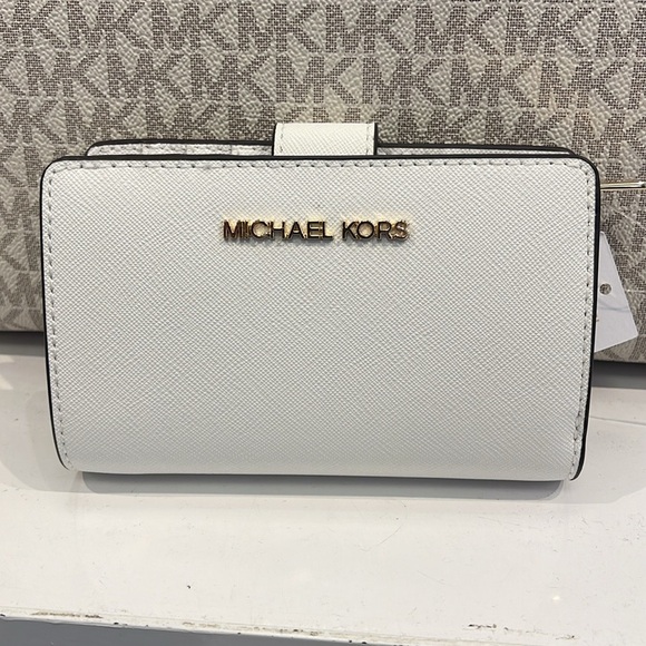 Michael Medium Crossgrain Leather Bifold Wallet
Optic White
NWT - Picture 15 of 16